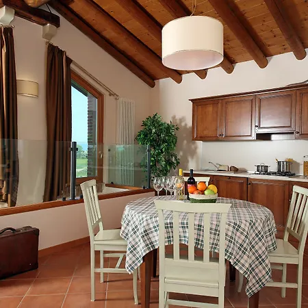 Borgo Mondragon Lägenhetshotell Lazise
